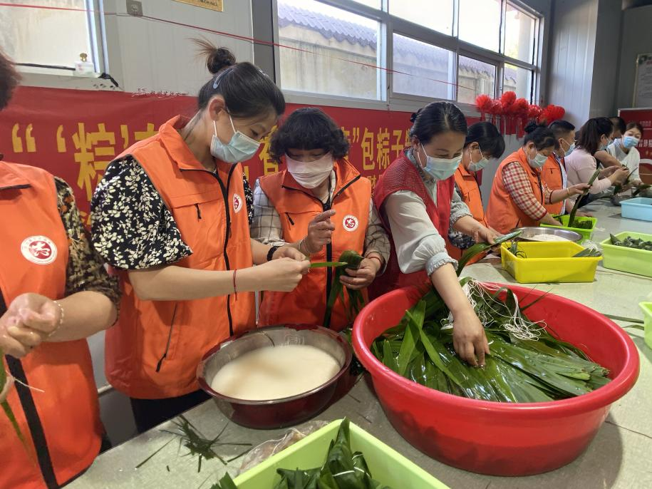 青口供電所黨支部聯合生產生活服務中心分會、黃沙坨社區(qū)，共同舉辦“悠悠艾草香 濃濃端午情”系列活動。.png